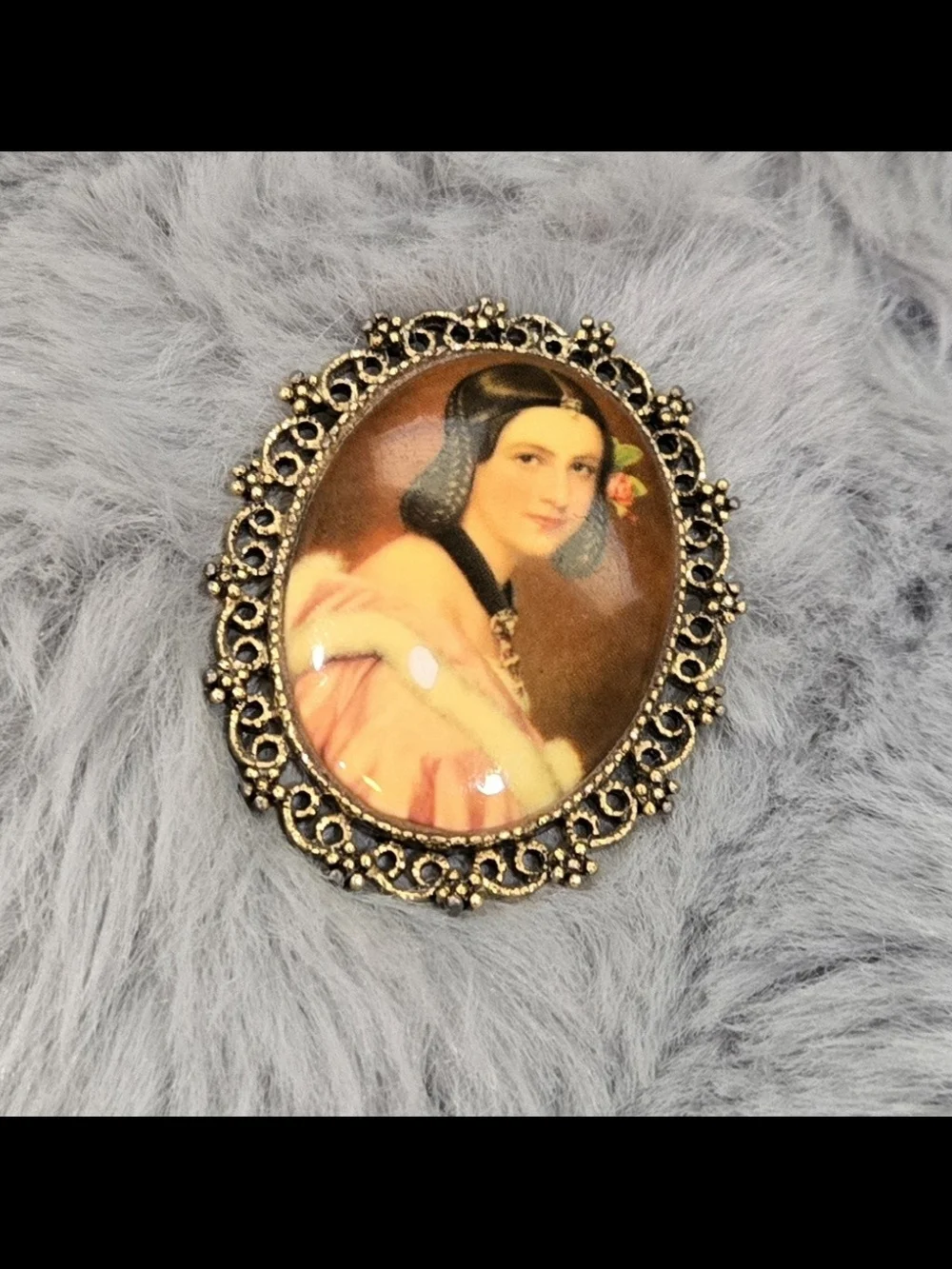 Vintage Portrait Oval Brooch - Pink and Gold
